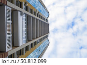Современный многоэтажный красивый дом на фоне голубого неба. Modern panel apartment building on background of blue sky. Стоковое фото, фотограф Татьяна Д / Фотобанк Лори