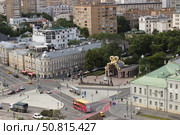Площадь Пречистенские ворота и станция метро "Кропоткинская". Вид со смотровой площадки храма Христа Спасителя. Москва. Редакционное фото, фотограф Елена Орлова / Фотобанк Лори