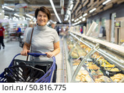 woman walks through a supermarket to shop. Стоковое фото, фотограф Татьяна Яцевич / Фотобанк Лори
