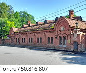 Здание конюшни в Орловском парке. Улица Фронтовая, 2А, Стрельна. Санкт-Петербург. Редакционное фото, фотограф Ирина Борсученко / Фотобанк Лори