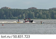 Моторная лодка мчится по воде с человеком на водных лыжах. город Железногорск, Красноярский край, Редакционное фото, фотограф Анатолий Володин / Фотобанк Лори