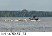 Моторная лодка мчится по воде с человеком на водных лыжах. город Железногорск, Красноярский край, Стоковое фото, фотограф Анатолий Володин / Фотобанк Лори