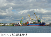 Бункеровка морских судов на портовой нефтебазе (2019 год). Редакционное фото, фотограф Ольга Дмитренко / Фотобанк Лори