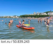 Люди купаются  в бухте Патрокл во Владивостоке летом 2025 года в солнечную погоду. Редакционное фото, фотограф Овчинникова Ирина / Фотобанк Лори