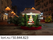 Moscow, Russia, 01.02.2025: New Year's Eve composition on Stary Arbat Street in festive decoration in the early winter morning. Редакционное фото, фотограф Ula Ulachka / Фотобанк Лори