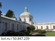 Ораниенбаум, нижний парк и флигель дворца Меншикова. Редакционное фото, фотограф Дмитрий Неумоин / Фотобанк Лори