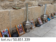 Street marketplace with traditional artifacts including a shiny samovar. Стоковое фото, фотограф EugeneSergeev / Фотобанк Лори