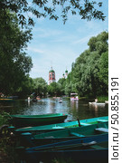 Landscape of the Trubezh River in Pereslavl-Zalessky. People swim on paddleboards and boats on the river against the background of Church of the Forty Martyrs of Sebaste. Редакционное фото, фотограф Константин Григорьев / Фотобанк Лори