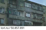 Dilapidated Facade of a Soviet-Era Apartment Building. Стоковое видео, видеограф Поскребышев Михаил / Фотобанк Лори