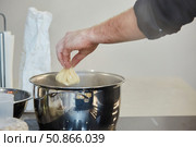 The process of cooking the national dish manta. Meat in the dough for subsequent cooking. Стоковое фото, фотограф Наталия Кирсанова / Фотобанк Лори