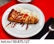 Slice of apple shortcrust tart. Стоковое фото, фотограф Яков Филимонов / Фотобанк Лори