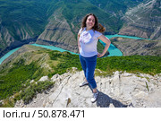 Девушка на фоне Сулакского каньона. Дагестан. Россия. Стоковое фото, фотограф Александр Тараканов / Фотобанк Лори