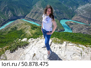 Девушка на фоне Сулакского каньона. Дагестан. Россия. Стоковое фото, фотограф Александр Тараканов / Фотобанк Лори