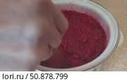 The process of making crushed raspberries with sugar. Homemade preparation of crushed raspberries with sugar. Crushed raspberries with sugar are the cooking step. Стоковое видео, видеограф Андрей Жигальцов / Фотобанк Лори
