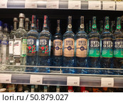 Витрина с бутылками водки "Пять Озёр" в магазине, Москва. Редакционное фото, фотограф Мария Сергеева / Фотобанк Лори