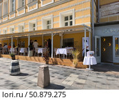 Открытая веранда кафе на Камергерском переулке, Москва. Лето в Москве. Редакционное фото, фотограф Мария Сергеева / Фотобанк Лори
