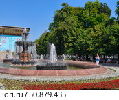 Фонтан и Московский театр мюзикла на Пушкинской площади в Москве. Редакционное фото, фотограф Мария Сергеева / Фотобанк Лори