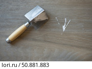 The spatula for the corners. Laminated grey background. Repair concept, repair goods stores. Top down view. Copy space. Стоковое фото, фотограф Екатерина Топорова / Фотобанк Лори