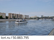 Теплоход на Москве-реке. Вид в торону моста Богдана Хмельницкого. Москва. Редакционное фото, фотограф Илюхина Наталья / Фотобанк Лори