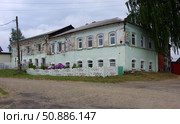 Бывший дом золотопромышленника Лезова (бывшие школа и дом пионеров). Свердловская область, посёлок Черноисточинск, улица Гоголя, 12. Редакционное фото, фотограф Алексей Иванов / Фотобанк Лори