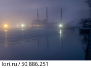 Зимней ночью в тумане у причала стоит вмерзший в лед древний фрегат. Стоковое фото, фотограф Pukhov K / Фотобанк Лори