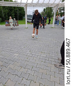 Набивание футбольного мяча подростком на площадке. Редакционное фото, фотограф Жилина Людмила / Фотобанк Лори
