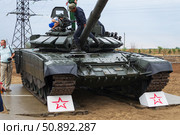 Российский основной боевой танк Т-72Б3М с усиленной броневой защитой. Волгоградская область, Средняя Ахтуба, Россия. (2020 год). Редакционное фото, фотограф Андрей Цыганков / Фотобанк Лори
