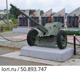 45-мм противотанковая пушка образца 1942 года (М-42), как элемент мемориала погибшим в Великой Отечественной войне. Свердловская область, посёлок Черноисточинск. Редакционное фото, фотограф Алексей Иванов / Фотобанк Лори
