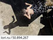 Италия. Беллона. Мальчик стоит под струей воды. Italy. Bellona. A boy standing under a stream of water. Стоковое фото, фотограф Алексей Смышляев / Фотобанк Лори