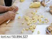 Италия. Бари. Женщины готовят пасту на улице Арко Бассо. Italy. Bari. Women preparing pasta on Arco Basso street. Стоковое фото, фотограф Алексей Смышляев / Фотобанк Лори