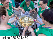 Италия. Пиньятаро-Маджоре. Приготовление лакомства gianti на празднике сагра. Italy. Pignataro Maggiore. Preparation of gianti delicacy at the sagra festival. Редакционное фото, фотограф Алексей Смышляев / Фотобанк Лори