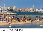 Италия. Бари. Вид на городской пляж и исторический центр. Italy. Bari. View of the city beach and historical center. Редакционное фото, фотограф Алексей Смышляев / Фотобанк Лори