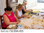 Италия. Бари. Женщины готовят пасту на улице Арко Бассо. Italy. Bari. Women preparing pasta on Arco Basso street. Редакционное фото, фотограф Алексей Смышляев / Фотобанк Лори