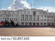 Здание Правительства Ярославской Области, расположенное на Советской площади (бывшая Ильинская площадь) в Ярославле (2024 год). Редакционное фото, фотограф Светлана Качанова / Фотобанк Лори