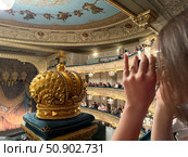 A girl with binoculars at the Mariinsky Theatre. June 8, Saint Petersburg, Russia. Редакционное фото, фотограф Луиза Налимова / Фотобанк Лори