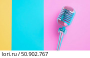 Retro Microphone on Geometric Pastel Colored Layout for Audition or Recording Studio. Стоковое AI-изображение, AI-художник Данила Большаков / Фотобанк Лори