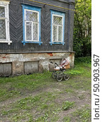Старые деревянные жилые дома на Томне. Кинешма. Стоковое фото, фотограф Сергей Елизарьев / Фотобанк Лори