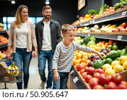 Семья выбирает продукты в супермаркете. A family picks groceries at the supermarket. Стоковое AI-изображение, AI-художник Смирнова Светлана / Фотобанк Лори