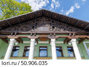 Резной деревянный фасад павильона Хлопок на ВДНХ. Стоковое фото, фотограф Ольга Липунова / Фотобанк Лори