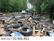 Рабочие разбирают остатки снесенных гаражей, Москва. Редакционное фото, фотограф Дмитрий Серегин / Фотобанк Лори