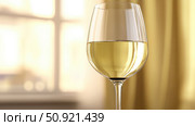 blanc white wine in glass ai generated. Стоковое AI-изображение, AI-художник Vectorwin / Фотобанк Лори