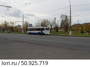 Пешеход переходит дорогу в неположенном месте, жанровая сценка. Волгоград, Проспект Ленина, Россия. (2020 год). Редакционное фото, фотограф Андрей Цыганков / Фотобанк Лори