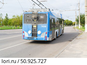 Троллейбус БКМ 32100D с возможностью автономного хода отправляется от остановки "Стадион Волгоград Арена", Волгоград, Россия (2022 год). Редакционное фото, фотограф Андрей Цыганков / Фотобанк Лори