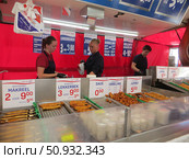 Городская ярмарка в центре города. Палатка с рыбой и морепродуктами. Продавцы готовят заказы покупателям. Вагенинген. Нидерланды. Редакционное фото, фотограф Мария Фетисова / Фотобанк Лори