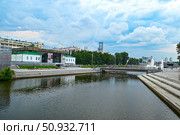 Пешеходный мост в Историческом сквере с фонтанами. Город Екатеринбург (2024 год). Стоковое фото, фотограф Александр Тараканов / Фотобанк Лори