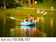 A young family with children is boating. Russia. Moscow. 25.07.25. Редакционное фото, фотограф Ярославский Максим / Фотобанк Лори