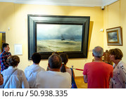 Посетители картинной галереи И.К. Айвазовского рассматривают работы художника. Феодосия. Крым. Редакционное фото, фотограф Вячеслав Палес / Фотобанк Лори