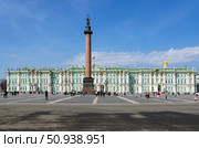 Дворцовая площадь весенним днем. Санкт-Петербург, 2025 год. Редакционное фото, фотограф Дмитрий Мельников / Фотобанк Лори