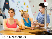 Women and young man chatting at bar counter in bouldering centre. Стоковое фото, фотограф Яков Филимонов / Фотобанк Лори