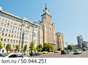 Сталинская высотка у Красных Ворот. Садовая-Спасская улица. Лето. Солнечно. Москва. Редакционное фото, фотограф E. O. / Фотобанк Лори
